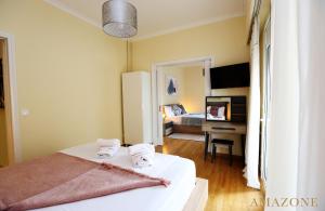 En eller flere senge i et værelse på MELMA PROPERTIES-AMAZONE-premium apartment in Piraeus center