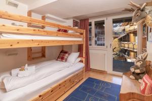 Tempat tidur susun dalam kamar di Chalet Schweizerhof 1
