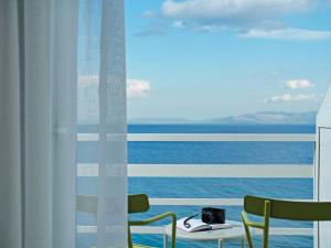 NLH Mati Seafront - Neighborhood Lifestyle Hotels في ماتي: غرفة مطلة على المحيط