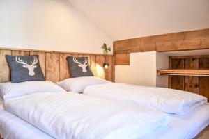 A bed or beds in a room at LUXX Lodges - Holzgau - Lechtal - Arlberg