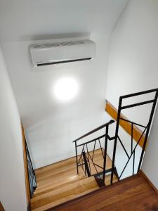 un escalier en spirale avec un évent dans un mur blanc dans l'établissement Chata - Alex, à Snina