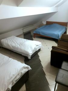 um quarto com duas camas e um sofá em PORT-ŁÓDŹ Apartment by PinPoint em Łódź