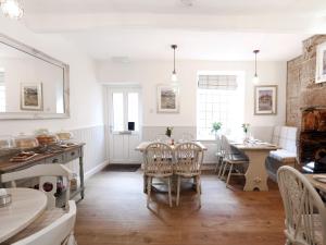 eine Küche und ein Esszimmer mit einem Tisch und Stühlen in der Unterkunft The Willow Bed and Breakfast in Pateley Bridge