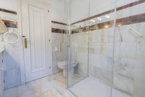 A bathroom at Real View Beach Front Még 31 kép