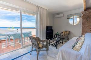 A seating area at Real View Beach Front