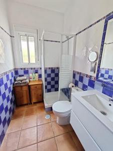 y baño con aseo, bañera y lavamanos. en Casa Gala - Caminito del Rey, en Málaga