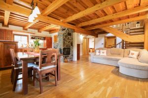 Posezení v ubytování Očarujúci drevený dom v prírodnom prostredí + 42 fotografií