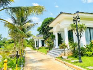 河內的住宿－Glory Resort，一座棕榈树掩映的白色房子