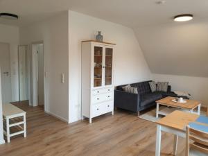 希斯利茲的住宿－Ferienwohnung Vogels Mühle，客厅配有沙发和桌子