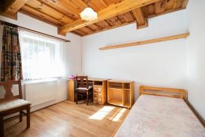 Postel nebo postele na pokoji v ubytování Očarujúci drevený dom v prírodnom prostredí