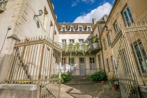een gebouw met een poort ervoor bij Le Patio - SRLoc in Dijon