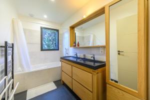 a bathroom with a sink and a bath tub at LE GRAIN DE CHARME - Maison contemporaine proche golfe du Morbihan in Sarzeau +16 photos