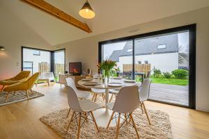 a dining room with a table and chairs at LE GRAIN DE CHARME - Maison contemporaine proche golfe du Morbihan in Sarzeau