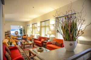 a living room filled with furniture and flowers at Hotel Flaminia in Sirmione