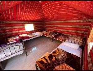 ワディ・ラムにあるWadi Rum Pyramids Campのベッドが2つある部屋の俯瞰図