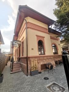 ブカレストにあるErbario Houseの前に階段がある建物