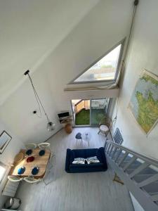 una vista aérea de una sala de estar con ventana en Joli appartement 4 personnes - vue mer, en Ploemeur