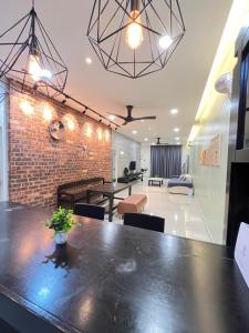 Η κουζίνα ή μικρή κουζίνα στο R3troHouse 3BR 8PAX PS4,POOL TABLE,NETFLIX