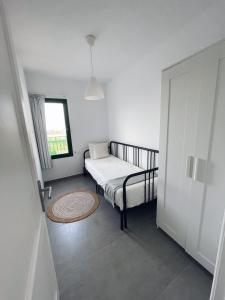 コスタ・テギセにあるApartamentos Catairaの小さなベッドルーム(ベッド1台、窓付)