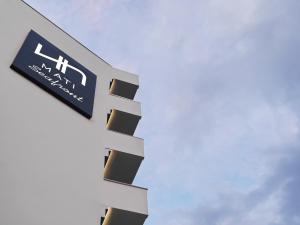 マティにあるNLH Mati Seafront - Neighborhood Lifestyle Hotelsの建物脇の看板