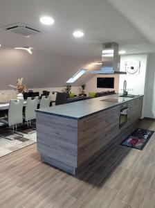 una cocina con una gran isla en la sala de estar en Mórocz Apartman, en Badacsonytomaj