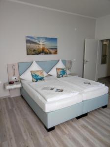 Ein Bett oder Betten in einem Zimmer der Unterkunft Nordsee Hotel Borkum