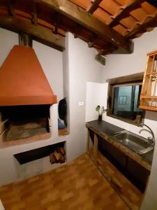 een keuken met een wastafel en een fornuis bij CASA LA LUNA in Isora