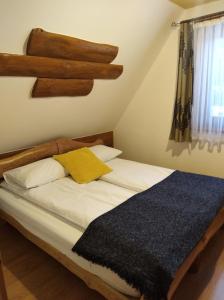 Un pat sau paturi într-o cameră la Inksy Domek Harenda Zakopane