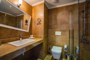 uma casa de banho com um lavatório, um WC e um chuveiro em Senza The Inn Resort & Spa - Ultra All Inclusive em Avsallar