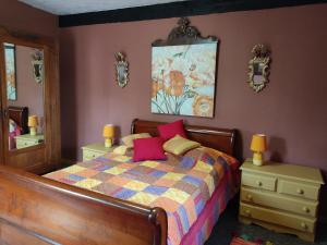 a bedroom with a bed and a painting on the wall at Les quatre vents in Ars