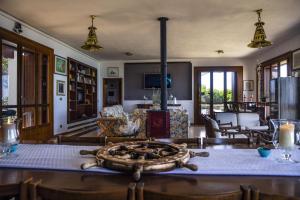 TV a/nebo společenská místnost v ubytování Villa Curiazzi Guesthouse Viale la Pelosa 16