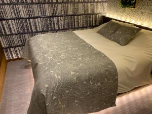 Postel nebo postele na pokoji v ubytování hotel brattostay ホテル ブラットステイ