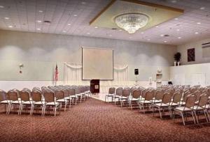einen Konferenzraum mit Stühlen und einer Leinwand in der Unterkunft Comfort Inn & Suites at I-74 and 155 in Morton