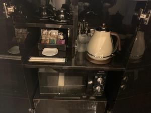 Příslušenství pro přípravu čaje a kávy v ubytování hotel brattostay ホテル ブラットステイ