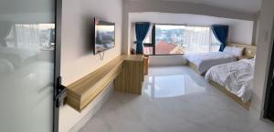 Postel nebo postele na pokoji v ubytování Thiên Thanh Hotel
