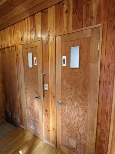 twee deuren in een kamer met houten wanden bij Asuka's House 1 - Vacation STAY 30115v in Hokuto