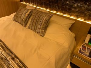 Postel nebo postele na pokoji v ubytování hotel brattostay ホテル ブラットステイ