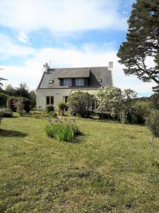 a house with a yard with a grass field at Le coteau in Le Palais