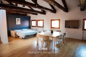 Cette chambre comprend une table à manger et un lit. dans l'établissement Sole & Luna apartments, à Venise