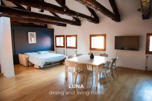 A seating area at Sole & Luna apartments