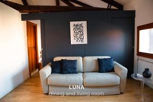 un soggiorno con divano bianco e cuscini blu di Sole & Luna apartments a Venezia