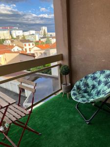 einen Balkon mit einem Tisch und einem Stuhl sowie Aussicht in der Unterkunft Studio Bd Joseph Girod Clermont Centre in Clermont-Ferrand