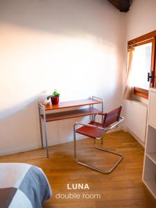 a desk and a chair in a room at Sole & Luna apartments in Venice