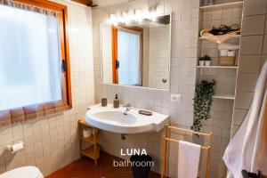 A bathroom at Sole & Luna apartments Még 20 kép