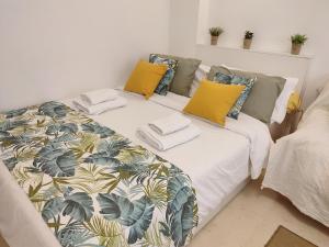 アテネにあるKolonaki Elegant apartmentの白いソファ(黄色い枕、毛布付)