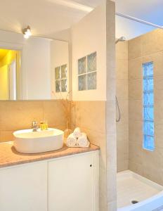Un baño con lavabo, ducha y bañera. en Cala Gavetta Marina Loft, en La Maddalena
