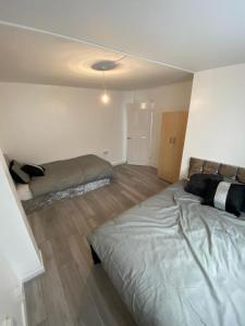 Lova arba lovos apgyvendinimo įstaigoje Lovely 3 Bedroom Apartment in the Heart of Hackney
