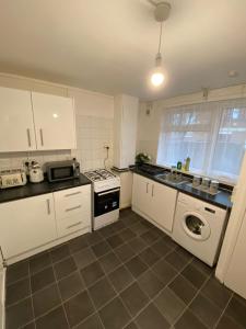Kitchen o kitchenette sa Lovely 3 Bedroom Apartment in the Heart of Hackney