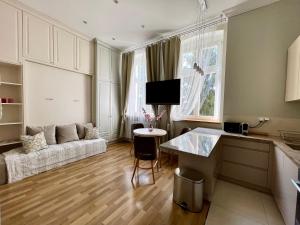 salon z kanapą i stołem w obiekcie Tresor Barska Apartments w Krakowie