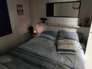 a small bed in a room with a mirror at Tiny Beachhouse Belgium, Wenduine in Wenduine